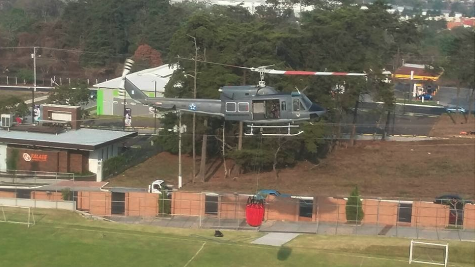 El agua de la piscina sirvió para contrarrestar las llamas en Mixco. (Foto: Facebook/Colegio Agustiniano)&nbsp;