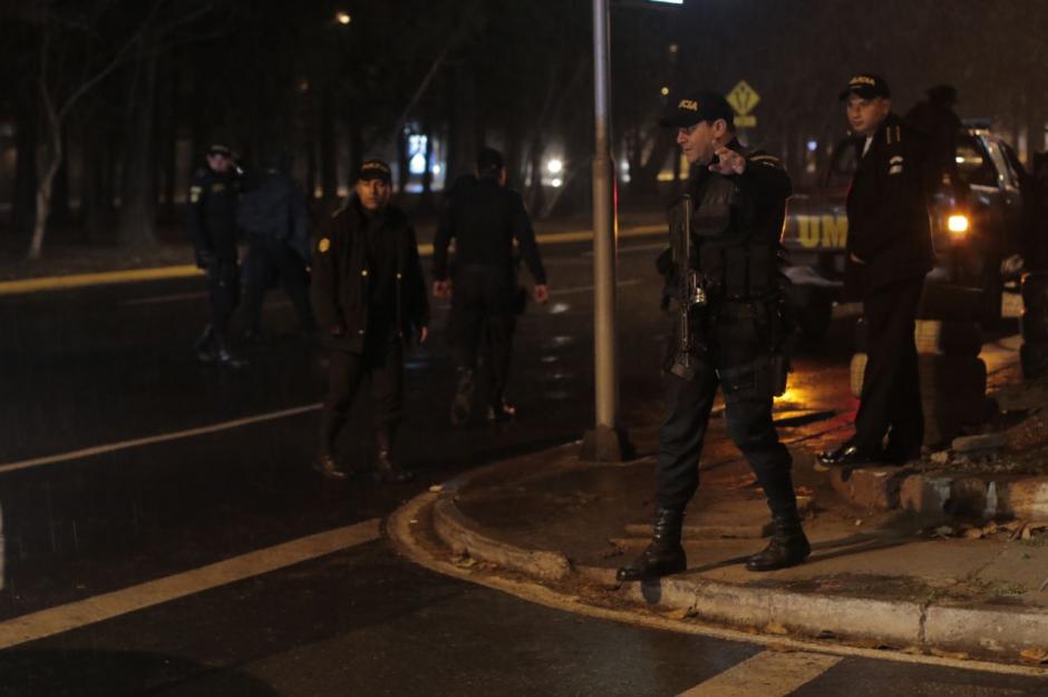 Los internos del centro correccional anexo al Hogar Virgen de la Asunci&oacute;n rompen vidrios en el bulevar Vista Hermosa. (Foto: Alejandro Bal&aacute;n/Soy502)