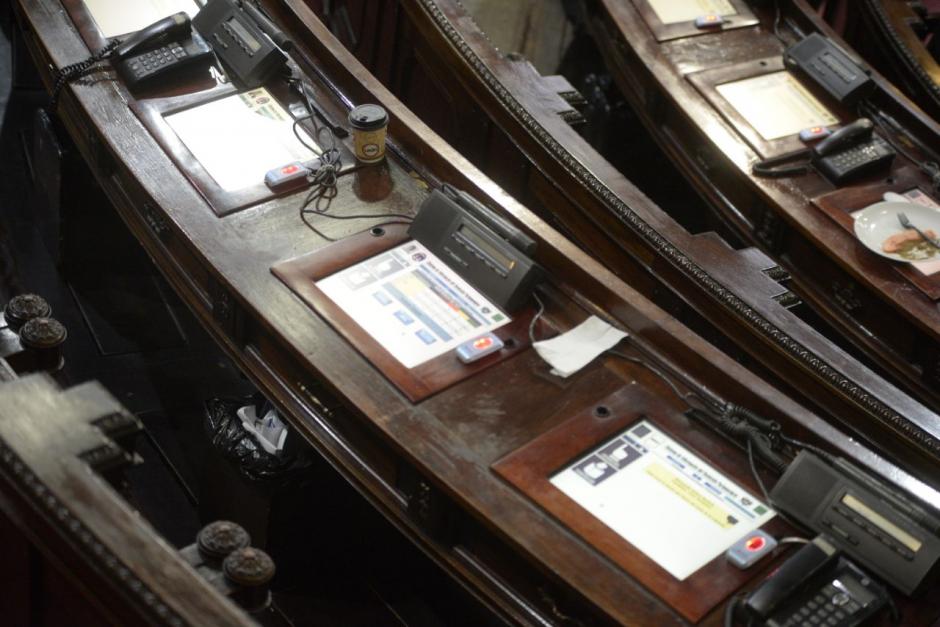 La cartera de la diputada Andrea Villagrán apareció en el basurero. (Foto: Wilder López/Soy502)