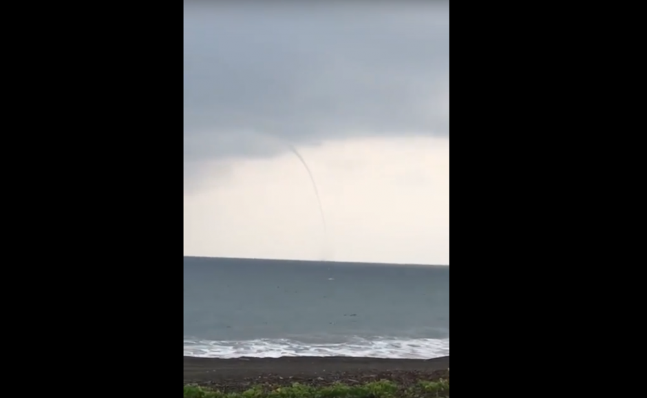 Graban la formación de una "tromba marina" cerca de las Playas de Monterrico. (Foto: Captura de YouTube)