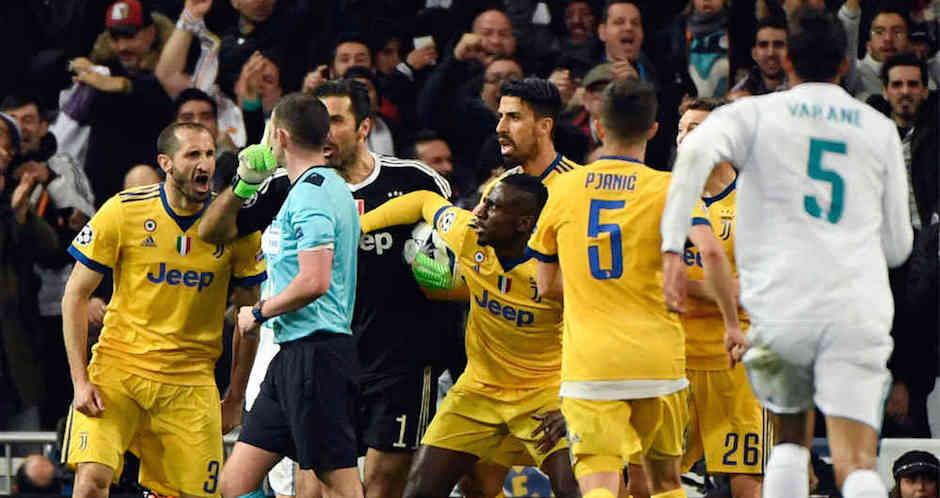 Los jugadores de la Juventus reclamaron la decisi&oacute;n del &aacute;rbitro. (Foto: AFP)