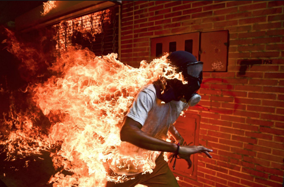 El ganador de este a&ntilde;o fue Ronaldo Schemidt, de AFP, con la foto de Jos&eacute; V&iacute;ctor Salazar Balza (28)  que en  Venzuela  prendi&oacute; en fuego durante unas protestas contra el gobierno de Nicol&aacute;s Maduro. (Foto: AFP)