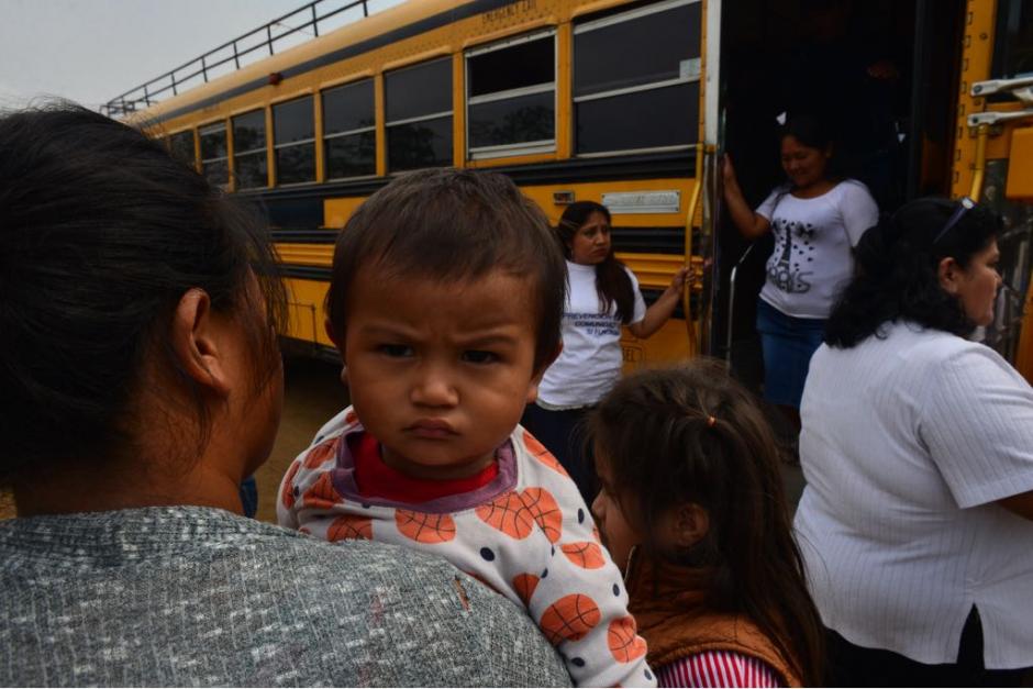 Autobuses con mujeres y ni&ntilde;os se acercaron al lugar del evento. (Foto: Jes&uacute;s Alfonso/Soy502)