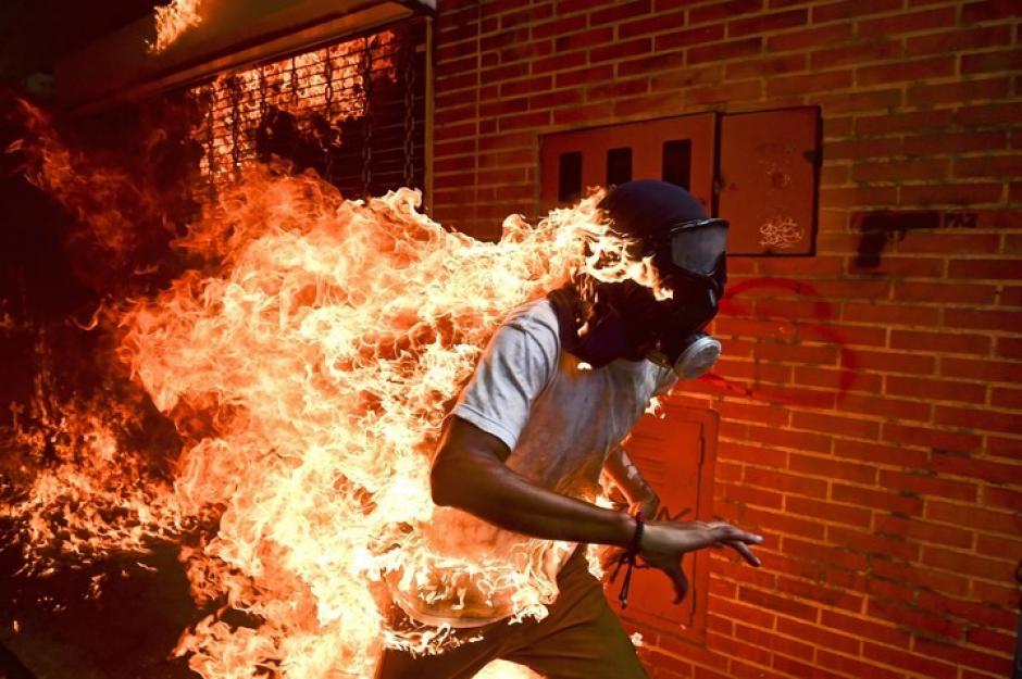 Esta es la historia detr&aacute;s de la fotograf&iacute;a "Venezuela en crisis" ganadora del World Press Photo. (Foto: www.elclarin.com)