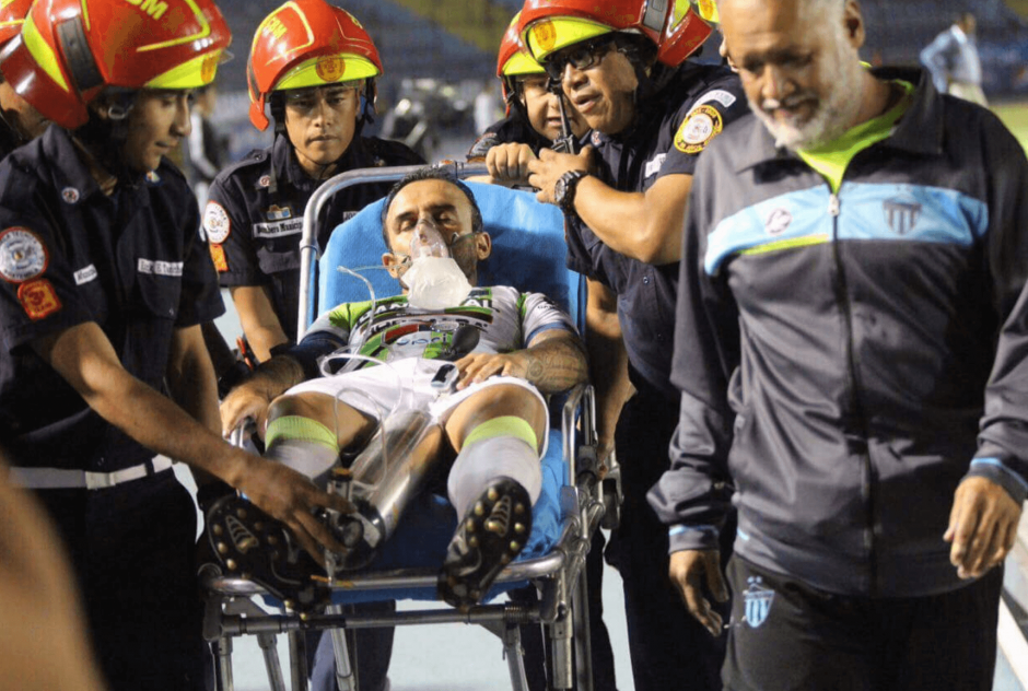 Dramáticas imágenes: Contreras sale del estadio en camilla y con oxígeno. (Foto: Soy502)&nbsp;