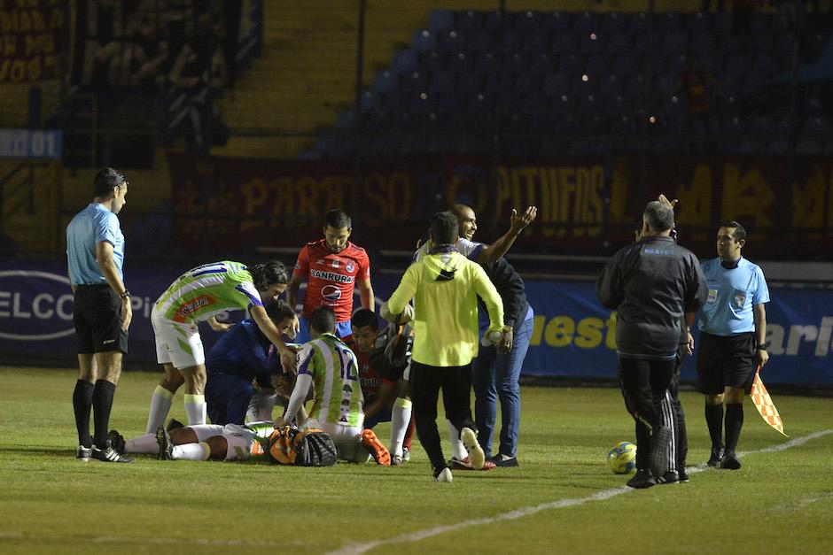 Contreras qued&oacute; desmayado en el gramilla del estadio Nacional cuando transcurr&iacute;an 12 minutos de juego. (Foto: NuestroDiario)