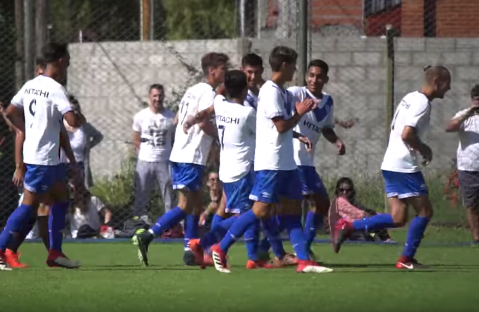 Eli&aacute;n Ariel Mu&ntilde;oz festej&oacute; con sus compa&ntilde;eros despu&eacute;s de marcar un gol de antolog&iacute;a. (Foto: Captura de video)