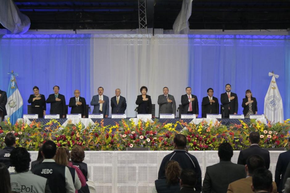 Los magistrados titulares y suplentes del TSE, presididos por Mar&iacute;a Eugenia Mijangos (C), dieron a conocer los primeros resultados oficiales con el casi 93% escrutado. (Foto: Alejandro Bal&aacute;n/Soy502)