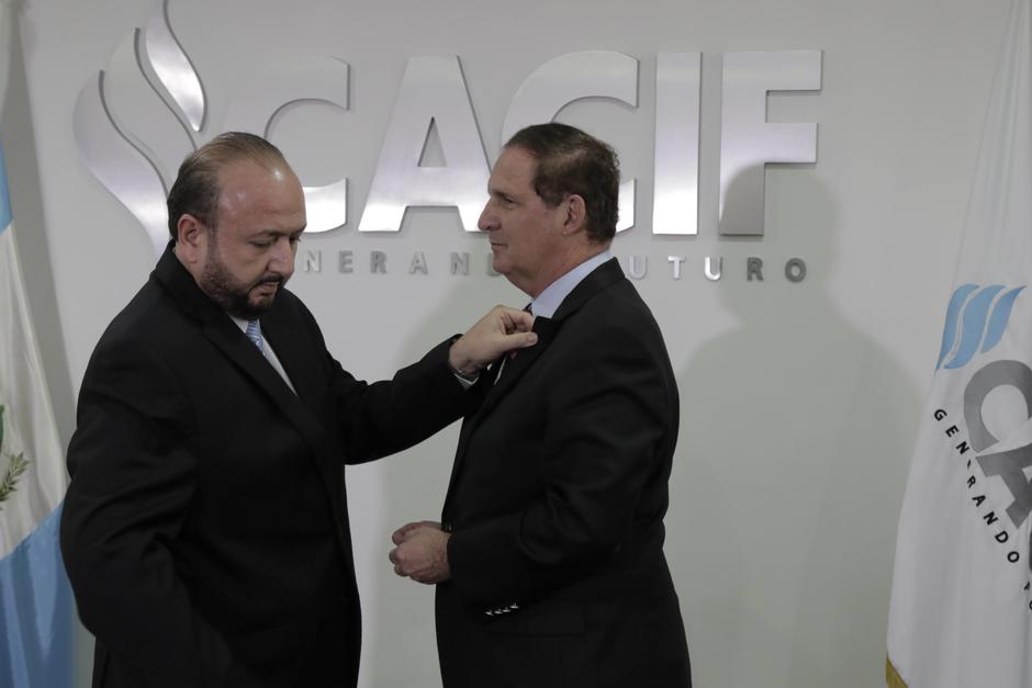 Imagen de la toma de posesi&oacute;n de Garc&iacute;a Noriega (derecha) cuando fue nombrado vicepresidente de Cacif en 2017. (Foto: Archivo/Soy502)