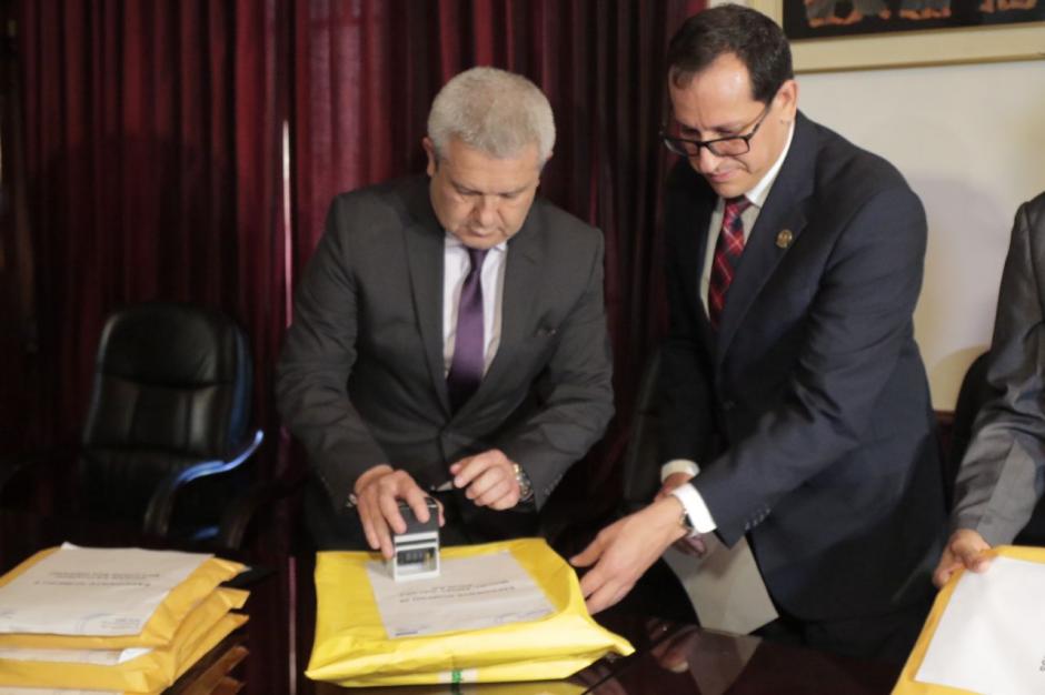 Entregan a la presidencia la nómina de los seis candidatos a ocupar el cargo de Fiscal General. (Foto: Alejandro Balán/Soy502)