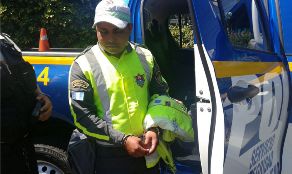 Un agente de la PMT fue detenido por extorsionar a un taxista. (Foto: Muniguate)