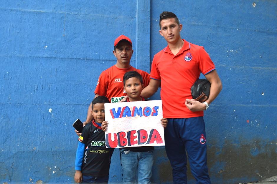 Abner &Uacute;beda comparte con el peque&ntilde;o Jeshua Dami&aacute;n y su familia. (Foto: Rudy Mart&iacute;nez/Soy502)