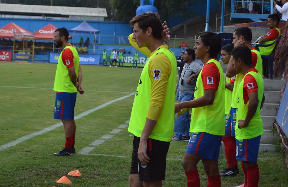 Nicholas Hagen observó desde la banca el partido de Municipal ante Cobán Imperial. (Foto: Rudy Martínez/Soy502)
