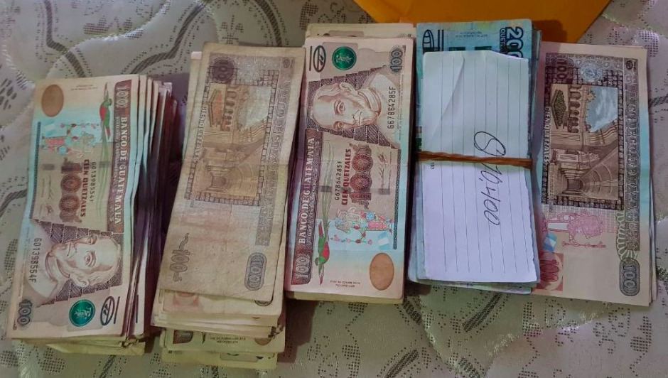 Parte del dinero incautado durante los allanamientos de este mi&eacute;rcoles. (Foto: PNC)