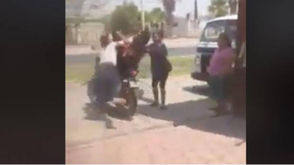 Una mujer se tira contra una moto en movimiento al encontrar a su marido con una amante saliendo de motel. (Foto: Captura de video)