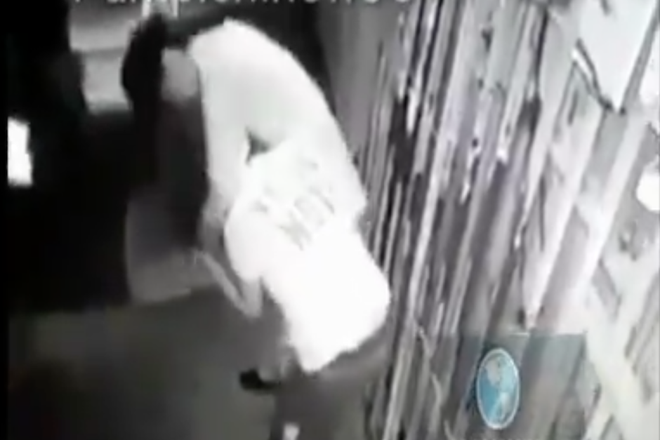 La mujer forceje&oacute; con el asaltante frente a un comercio en Boca del Monte, Villa Canales. (Imagen: captura de pantalla)