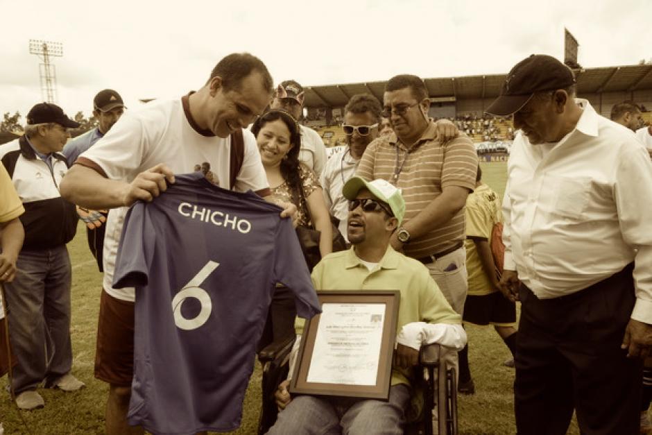 En 2015, "Chicho" recibi&oacute;&nbsp;una camisola de la Selecci&oacute;n Nacional con su apodo de manos de&nbsp;Dwight Pezzarossi, entonces ministro de Cultura. (Foto: Archivo/Soy502)