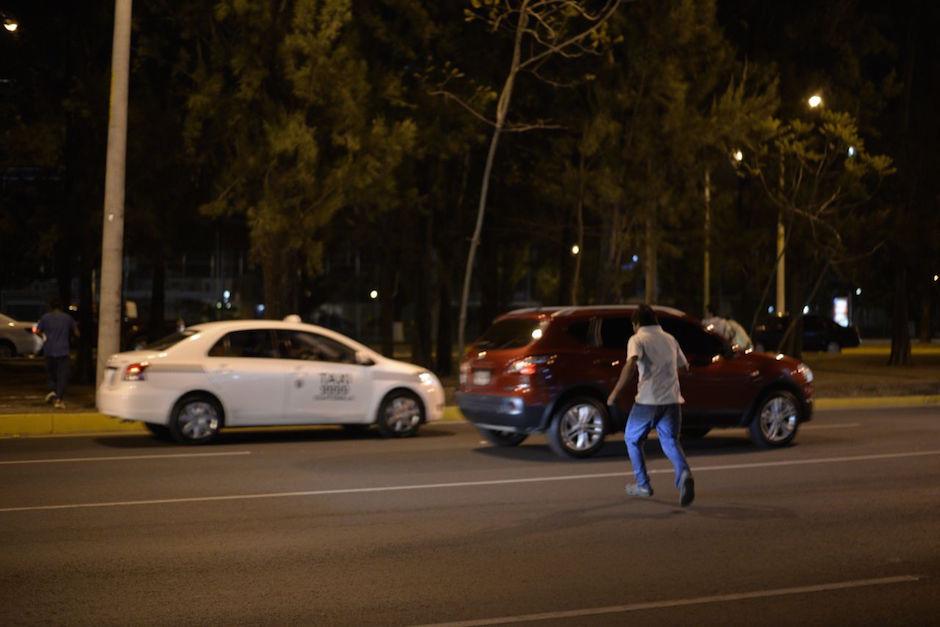 Uno de los adolescentes escapa por el Bulevar Vista Hermosa. (Foto: Wilder López) 