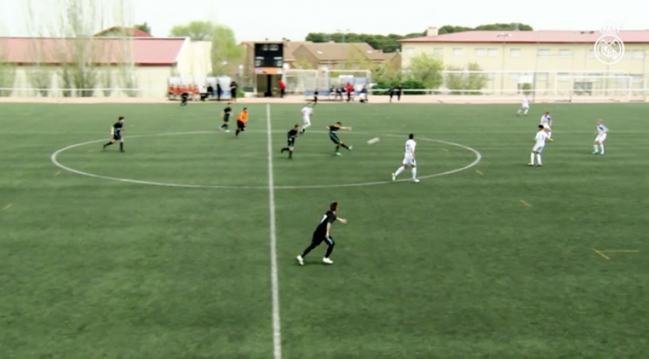 Desde el c&iacute;rculo central el canterano del Real Madrid marc&oacute; un espectacular gol. (Foto: Captura)