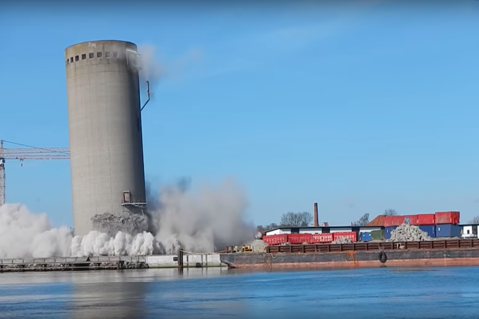 El gigante de concreto se inclin&oacute; del lado contrario ante los espectadores, quienes con c&aacute;mara en mano grabaron el momento. (Imagen: captura de pantalla)