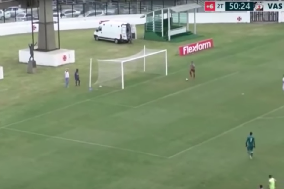Solo frente al arco vac&iacute;o, el delantero empuj&oacute; el bal&oacute;n al fondo de la red, no sin antes hacer un peculiar baile. (Imagen: captura de pantalla)
