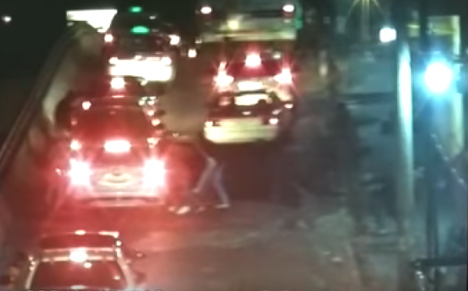 Graban a varios hombres que asaltan en grupo a los automovilistas en la Ciudad de M&eacute;xico. (Foto: captura de YouTube)