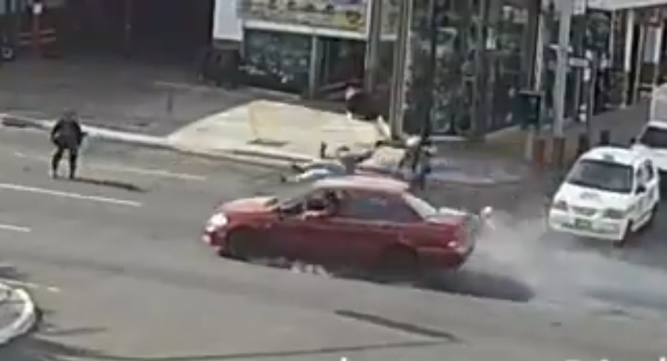 El accidente fue captado por las cámaras de vigilancia del lugar. (Foto: captura de video)&nbsp;
