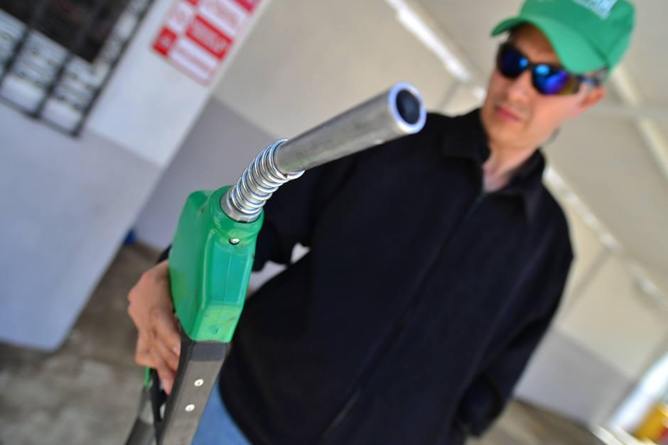 Los guatemaltecos llevan varias semanas en busca de los combustibles más baratos. (Foto: Wilder López/Soy502)