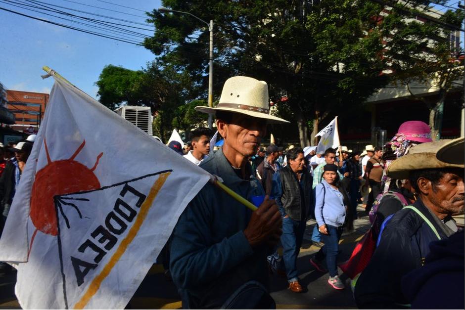 Los manifestantes de Codeca paralizaron el tránsito en la zona 9 al cambiar la ruta prevista. (Foto: Jesús Alfonso/Soy502)