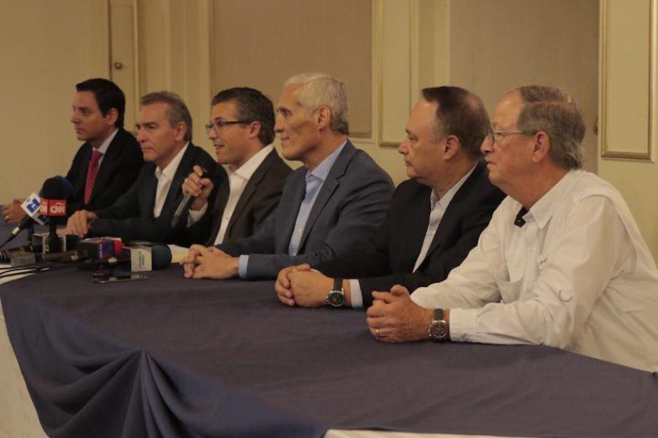 Los empresarios Stefano Olivero, Felipe Bosch, Salvador Paiz, Guillermo Castillo, Herberth González y Fraterno Vil pidieron disculpas al pueblo de Guatemala por el financiamiento otorgado al partido oficial, FCN Nación. (Foto: Alejandro Balán/Soy502)