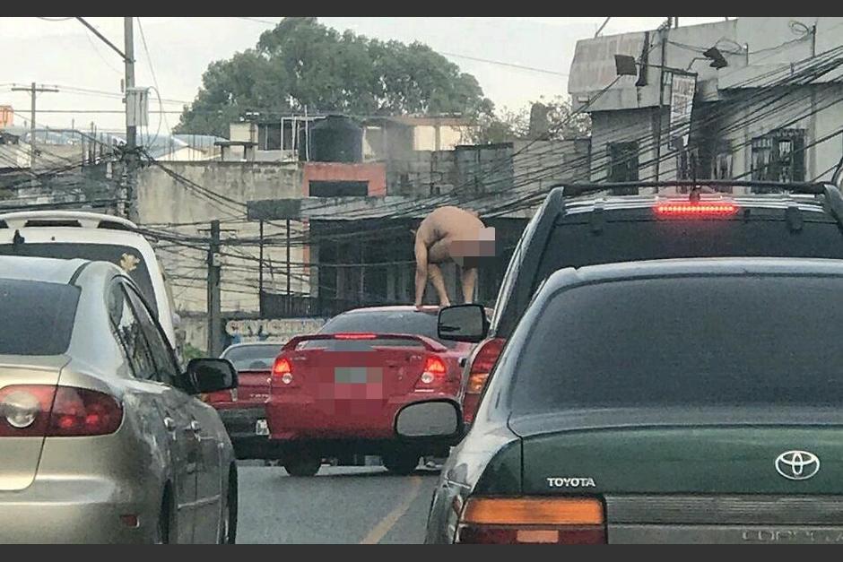 Un hombre no identificado se desnudó para protestar contra las manifestaciones de Codeca. (Foto: PMT/Soy502)