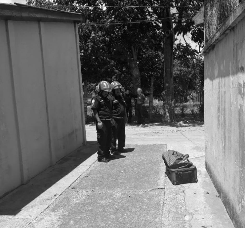 La macabra nota fue dejada junto a los restos de una mujer en la zona 6 capitalina. (Foto: Bomberos Municipales)