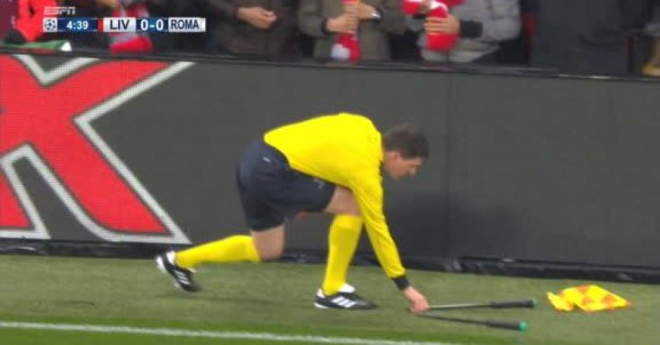 El juez de línea marcó, sin banderín, un fuera de lugar en el partido entre el Liverpool y la Roma. (Foto: captura de video)