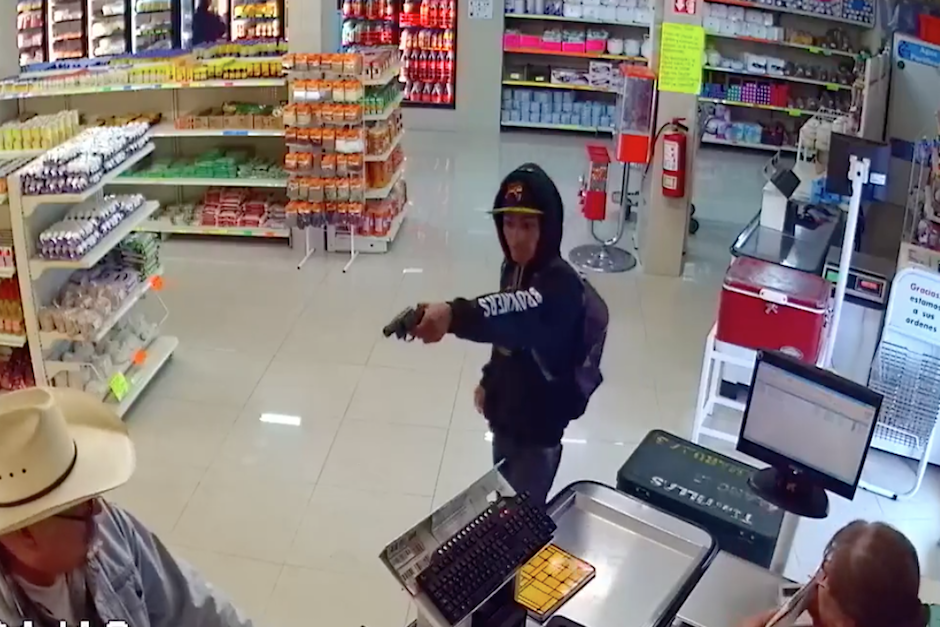 Decidido, el delincuente ingresó al comercio con la intención de asaltarlo, pero no esperaba la reacción de una de las víctimas. (Imagen: captura de pantalla)