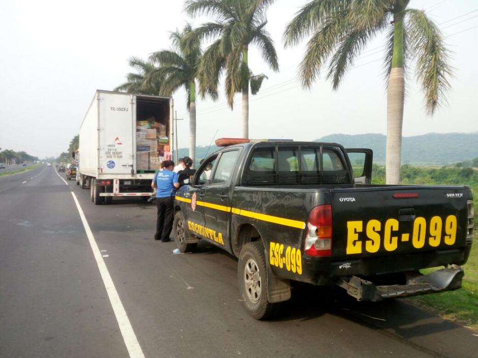 Los cinco sospechosos fueron sorprendidos con el cami&oacute;n robado. (Foto: PNC)&nbsp;