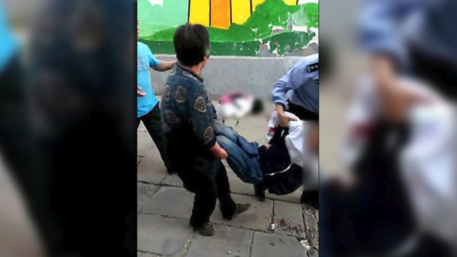 Vecinos del lugar ayudaron a levantar los cuerpos de las v&iacute;ctimas. (Foto: @Sputniklnt)