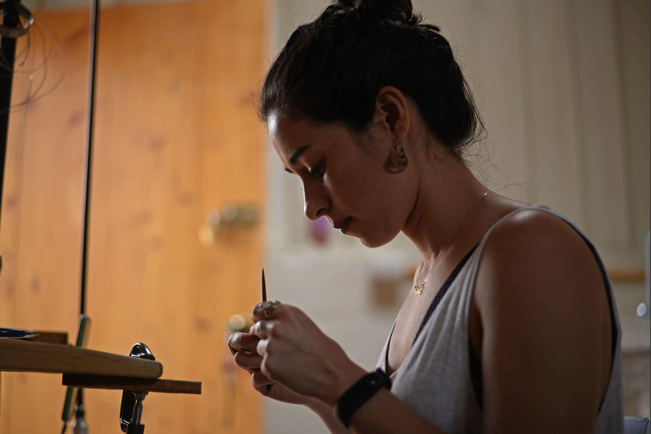 Pérez trabaja con plata extraída de radiografías desechadas de los hospitales. (Foto: Wilder López/Soy502)