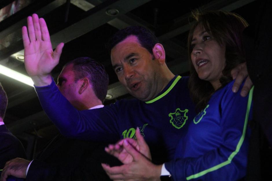 Cientos de personas abuchearon al Presidente Jimmy Morales al escuchar que participar&iacute;a en la actividad. (Foto: Fredy Hern&aacute;ndez/Soy502)