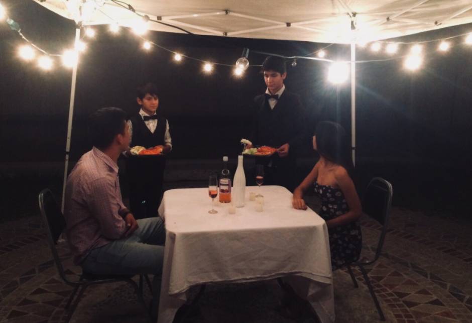 Los meseros se portaron a la altura y fueron parte de una velada rom&aacute;ntica. (Foto: Twitter)