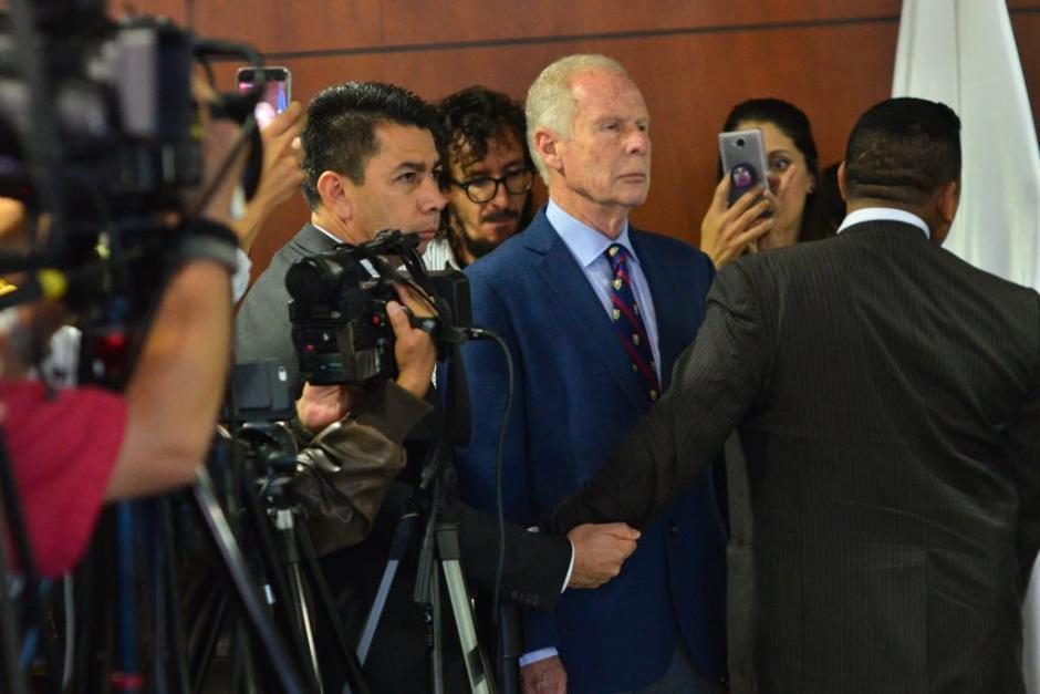 En octubre la CICIG presentó una solicitud para retirarle el antejuicio al alcalde Álvaro Arzú, cuando se presentaba el caso, el jefe edil se hizo presente a la conferencia de prensa. (Foto: Archivo/Soy502)