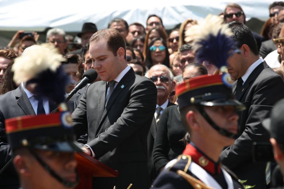 El presidente del Congreso, &Aacute;lvaro Arz&uacute; Escobar, rindi&oacute; un emotivo discurso en honor a su padre, &Aacute;lvaro Arz&uacute; Irigoyen, quien falleci&oacute; este viernes. (Foto: Soy502)