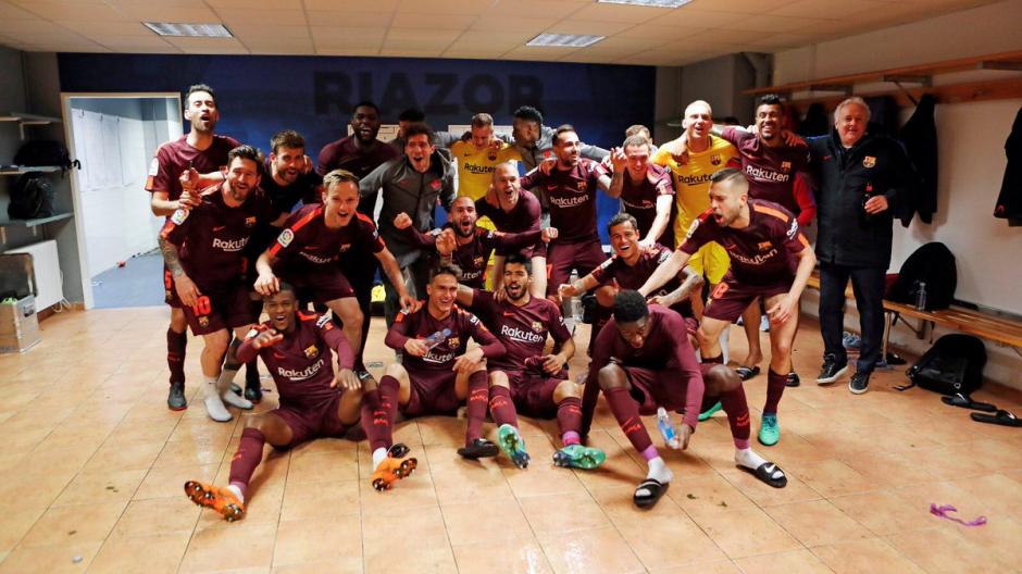 Los jugadores del Barcelona festejaron en el camerino de Riazor el t&iacute;tulo 25 de Liga. (Foto: FC Barcelona)