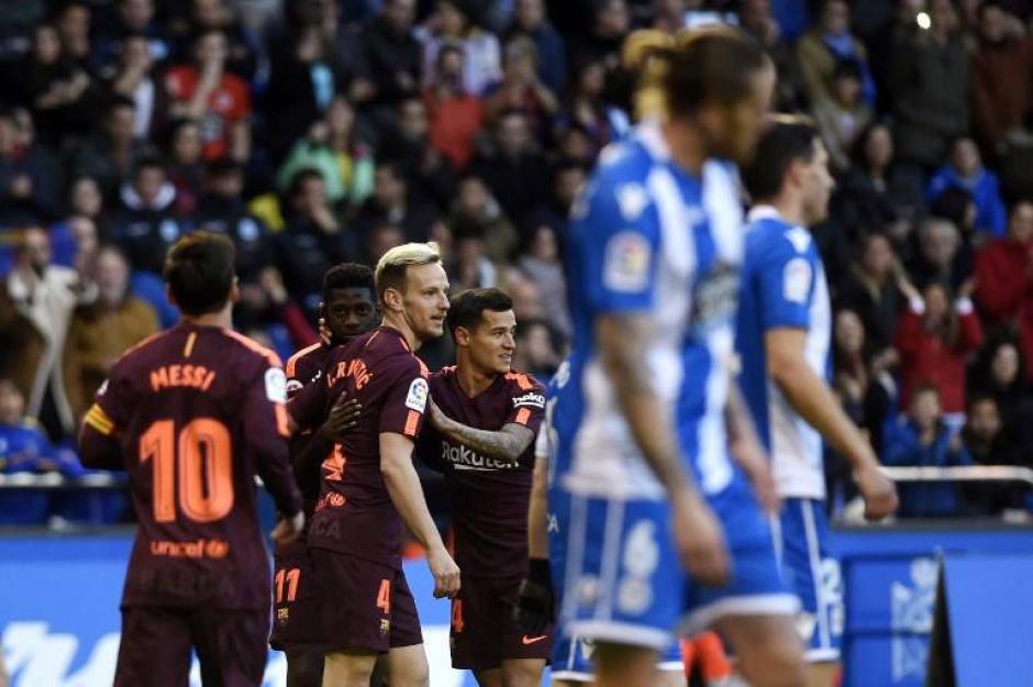 Phillippe Coutinho festeja con sus compa&ntilde;eros la primera anotaci&oacute;n del Barcelona. (Foto: AFP)