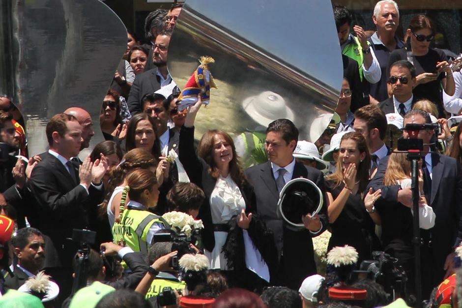 Patricia de Arzú recibe la Bandera Municipal en el homenaje a su esposo Álvaro Arzú, alcalde capitalino, quien falleció el viernes de un infarto. (Foto: Fredy Hernández/Soy502)