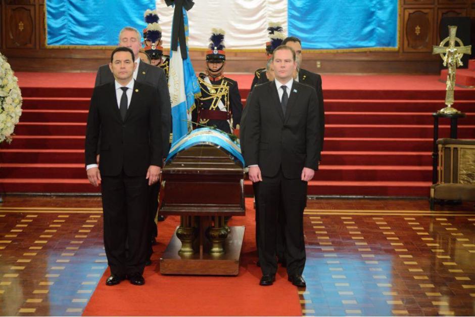 La muerte del Alcalde Álvaro Arzú ha dejado huérfanos a su hijo, Álvaro Arzú Escobar, Presidente del Congreso, pero también simbólicamente, a Jimmy Morales, Presidente de la República. (Foto: Jesús Alfonso/Soy502)