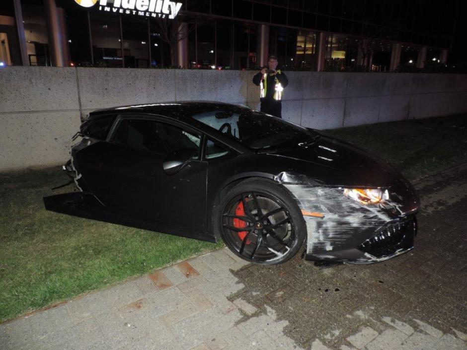 Un Lamborghini termina partido en dos tras choque contra un porte. (Foto:&nbsp;Fairfax Fire/Rescue&rlm;)