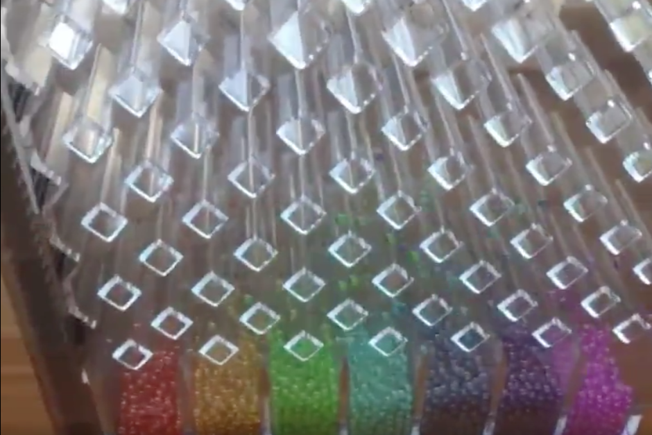 En el video, sorprendentemente, cada color termina en un contenedor diferente al fondo del dispositivo. (Imagen: captura de pantalla)