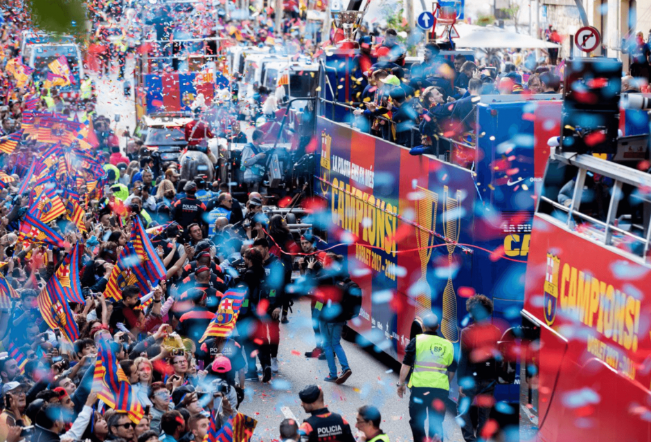 El FC Barcelona recorre las calles celebrando su campeonato. (Foto: Twitter/FC Barcelona)&nbsp;