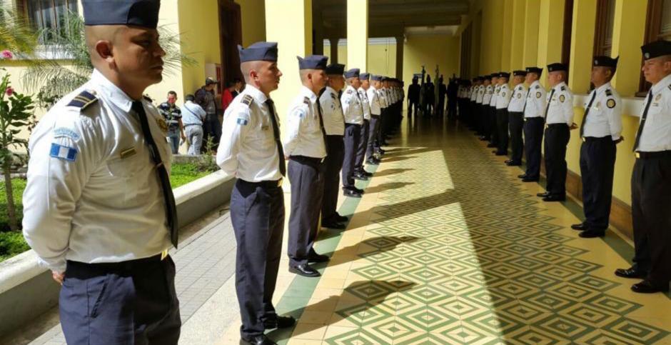 En las instalaciones de la Dirección General de la PNC fue arrestado un agente acusado de robo agravado. (Foto: archivo/Soy502)