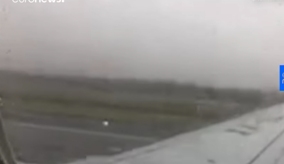 El pasajero iba en el ala derecha del avi&oacute;n y grab&oacute; el instante en el que la nave se desplom&oacute;. (Foto: captura de video)